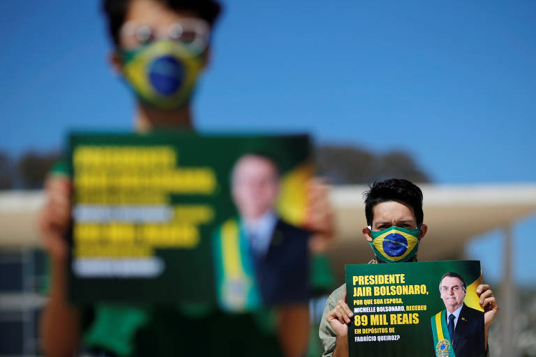 Manifestante pergunta para Bolsonaro sobre R$ 89 mil destinados à primeira-dama; veja fotos de hoje