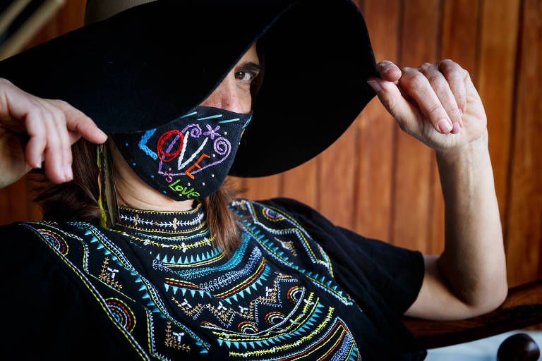 Elisa Stecca aposta em acessórios e looks fashions para combinar com as máscaras