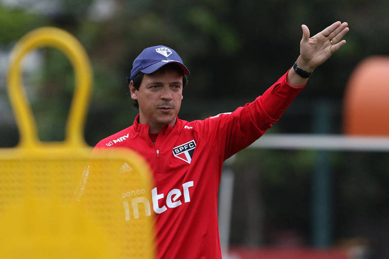 O técnico Fernando Diniz, do São Paulo, chega para o clássico após duas vitórias consecutivas
