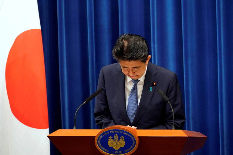 Abe se curva durante entrevista coletiva em que anunciou sua saída do cargo, em Tóquio
