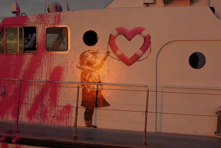 Grafite com desenho menina segurando coração