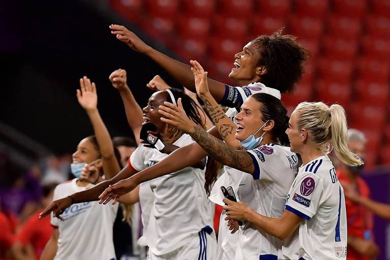 Lideradas pela capitã Renard, jogadoras do Lyon comemoram a classificação à final da Champions