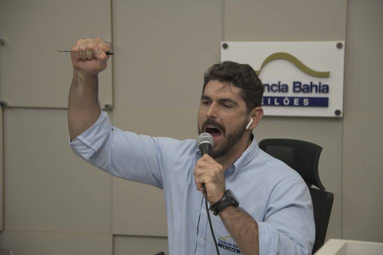 Guilherme Tonhá, diretor comercial da Estância Bahia Leilões, anuncia o nome do arrematante do lote leiloado no 11º Leilão Genética Senepol, realizado online 