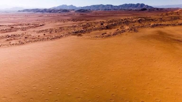 Um dos grandes mistérios do deserto da Namíbia é um fenômeno geomórfico conhecido como círculos de fadas