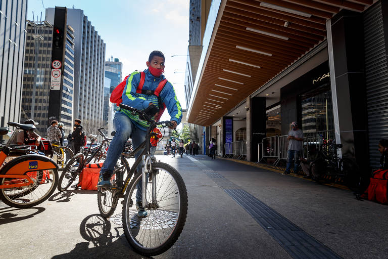 Entregador de lanche na  avenida Paulista, região central de SP