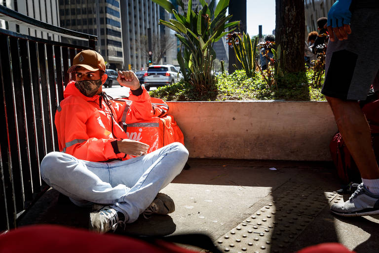 Entregador de lanche na  avenida Paulista, região central de SP