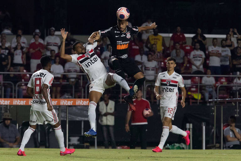 Jogadores de Corinthians e São Paulo disputam jogada pelo alto no empate em 0 a 0 no Morumbi pelo Paulista de 2020