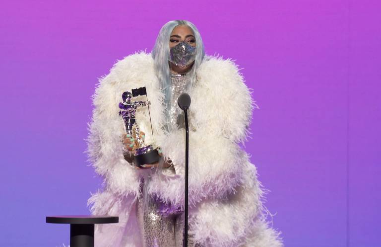 Com trocas de máscaras e looks extravagantes, Lady Gaga é chamada de rainha do VMAs 2020