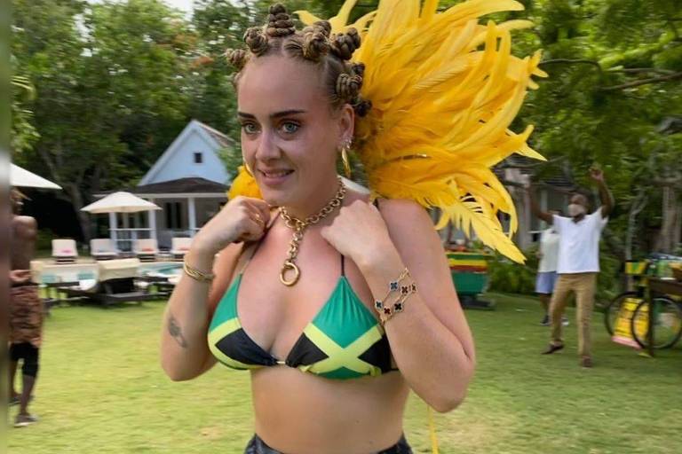 Adele é acusada de apropriação cultural por usar elementos afros em festival de Londres