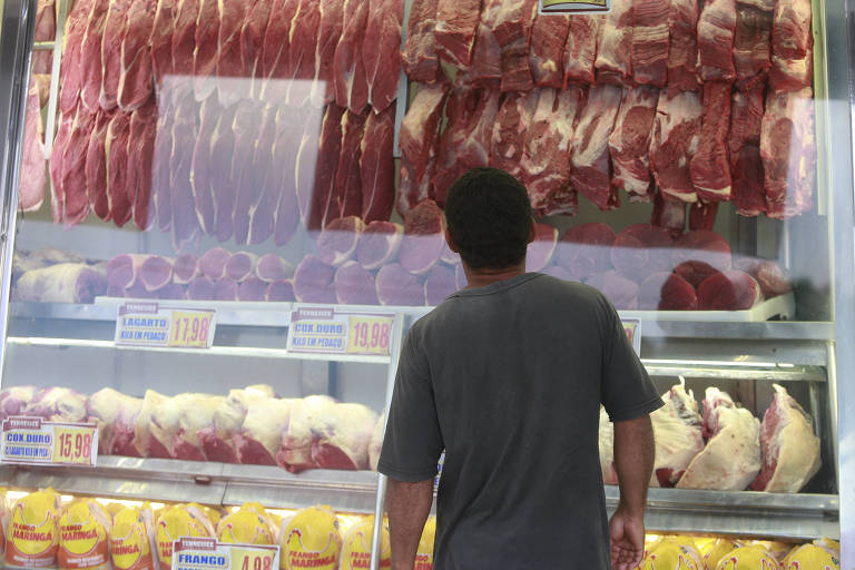 Pessoas comprando carne no açougue Tennessee na Av. Sapopemba