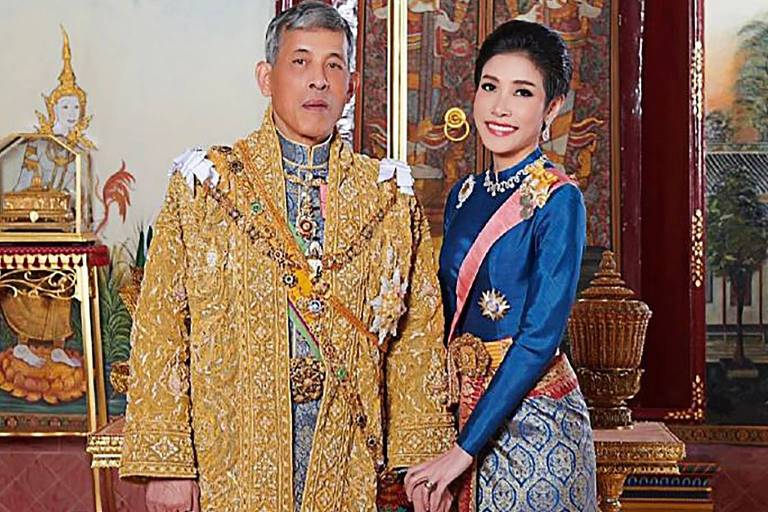 Rei Maha Vajiralongkorn ao lado da consorte real Sineenat Bilaskalayani, também conhecida como Sineenat Wongvajirapakdi