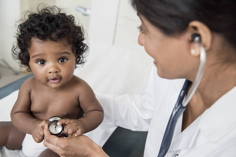 Médica examina bebê com estetoscópio