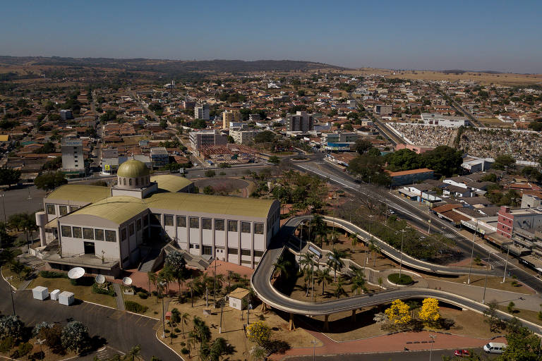 Com 130 mil habitantes, a cidade de Trindade tinha como principal atração as missas do padre Robson de Oliveira Pereira, 46, acusado pelo Ministério Público do Estado de Goiás de um desvio milionário