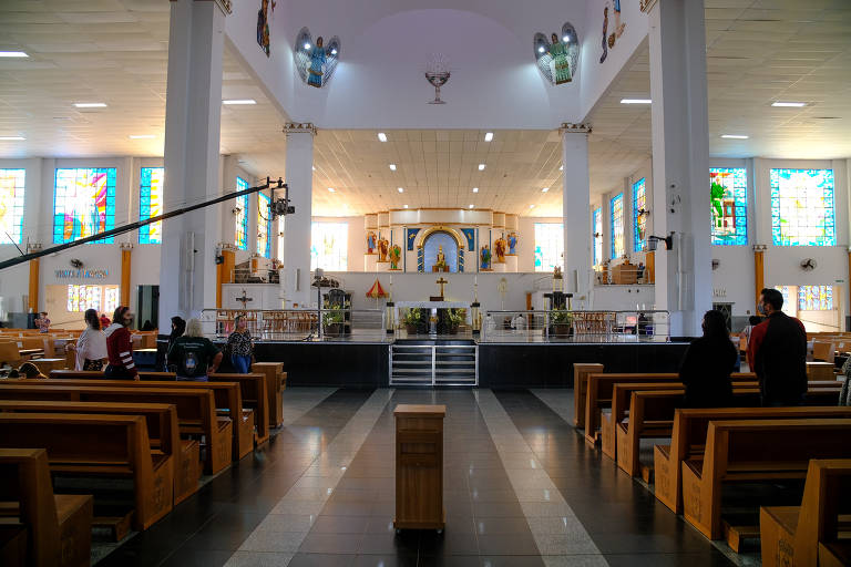 Púpito onde é celebrada a missa no interior do Santuário Basílica do Divino Pai Eterno 