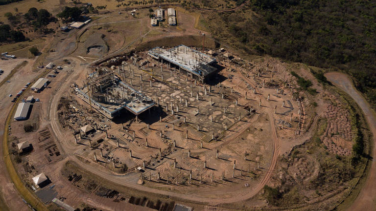 As doações dos fiéis deveriam ser destinadas à construção do novo Santuário Basílica do Divino Pai Eterno, mas a suspeita é de que o pároco tenha usado dinheiro das doações para compras de bens luxuosos