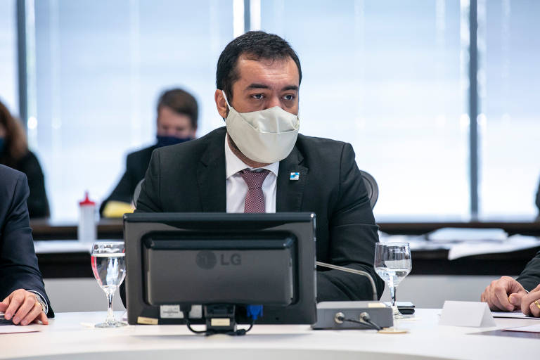Governador em exercício Claudio Castro, durante reunião com o secretariado