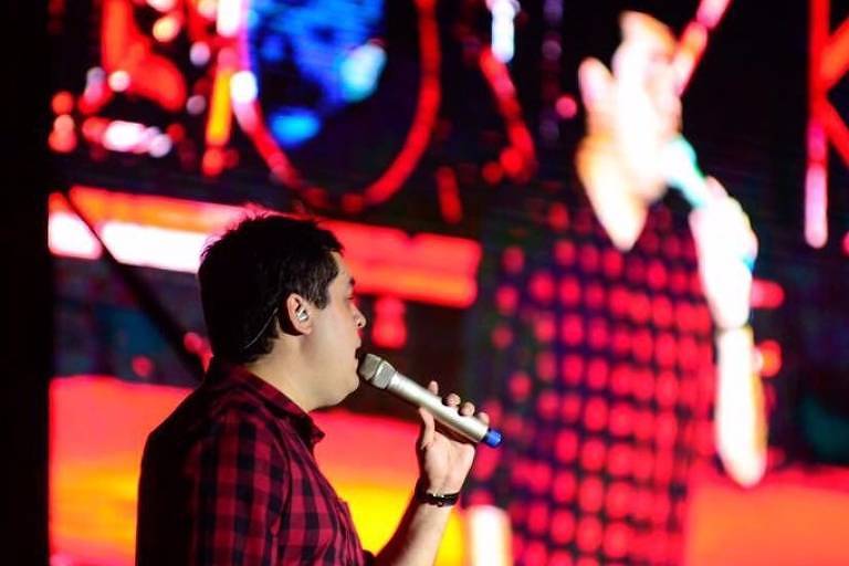 Cláudio Castro, governador em exercício do Rio, em show antes de tomar posse no cargo como vice. Ele foi cantor de músicas religiosas