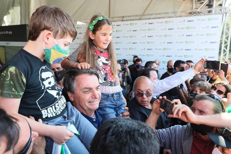 Bolsonaro cumprimenta e posa para fotografia com o público presente em Foz do Iguaçu (PR)