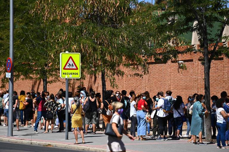 Professores e funcionários fazem fila para passar por teste de coronavírus antes de reabertura de escola em Madri