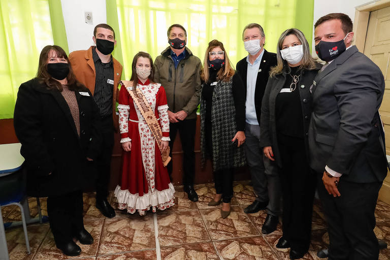 Jair Bolsonaro durante visita à Escola Municipal Cívico Militar de Ensino Fundamental São Pedro, em Bajé (RS)