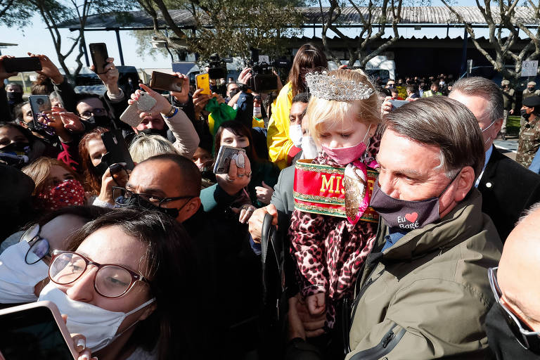Bolsonaro cumprimenta populares, em Bajé (RS)
