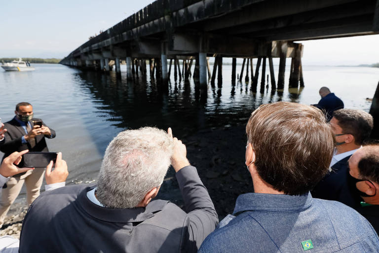 Presidente da República, Jair Bolsonaro durante visita à ponte dos Barreiros, em São Vicente (SP)