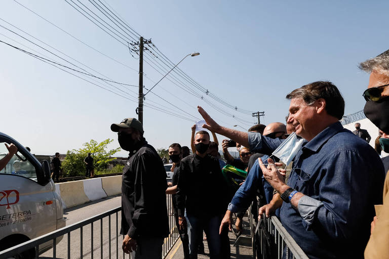 Presidente da República, Jair Bolsonaro durante visita à ponte dos Barreiros, em São Vicente (SP)