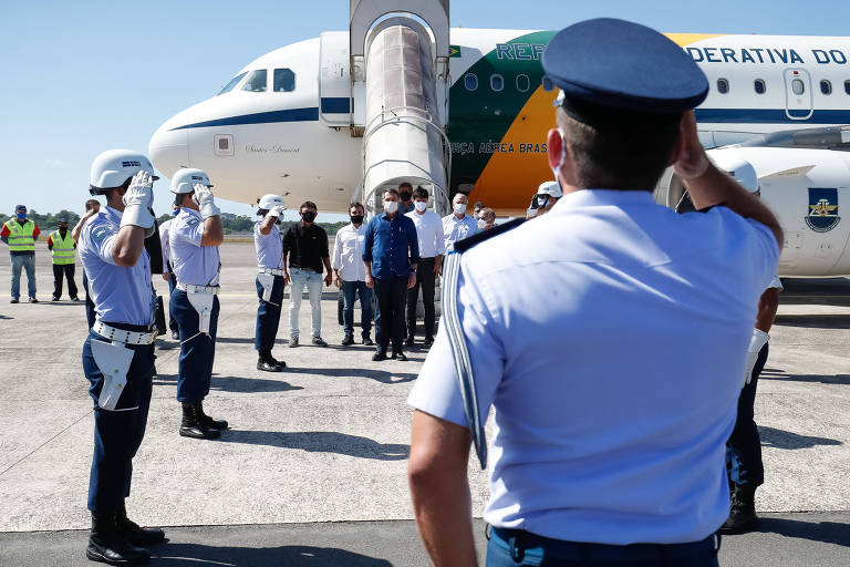 Jair Bolsonaro desembarca no aeroporto de Belém, no Pará, para a entrega da primeira etapa do Projeto Belém Porto Futuro