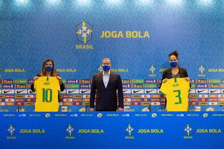 O presidente da CBF, Rogério Caboclo, anuncia Duda Luizelli (esq.) e Aline Pellegrino (dir.) para o comando do futebol feminino da entidade