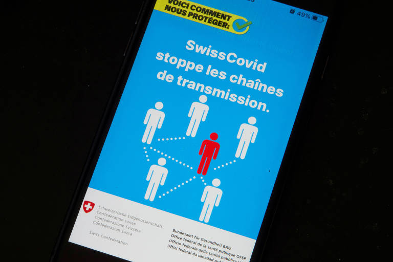 Tela de celular mostra aplicativo utilizado pela Suíça para diminuir o contágio do coronavírus