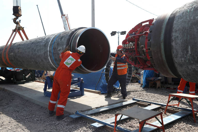 Operários russos trabalham no trecho terrestre do Nord Stream 2 em Kingisepp
