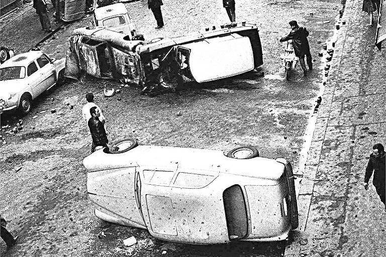 Carros virados em rua de Paris, durante os protestos ocorridos em maio de 1968
