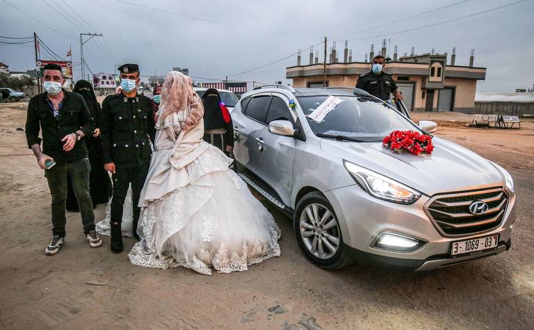 De máscara, policial palestino posa para foto com sua noiva; veja fotos de hoje