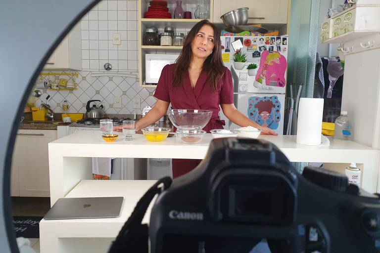 A atriz Flávia Garrafa em cena do seu monólogo virtual 'Faça Mais sobre Isso'