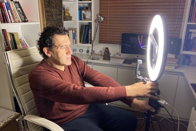 O ator Abílio Tavares encara o refletor chamado de 'ring light' antes de se apresentar no espetáculo virtual 'Todo Mundo Quer Ser Dona Margarida (?)'