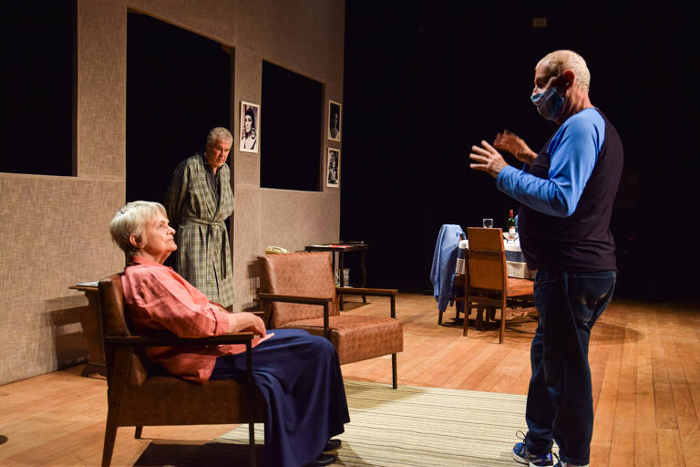 O diretor Elias Andreato dá instruções aos atores Karin Rodrigues e Claudio Curi em ensaio da peça 'Para Duas', transmitida virtualmente do Teatro Cacilda Becker