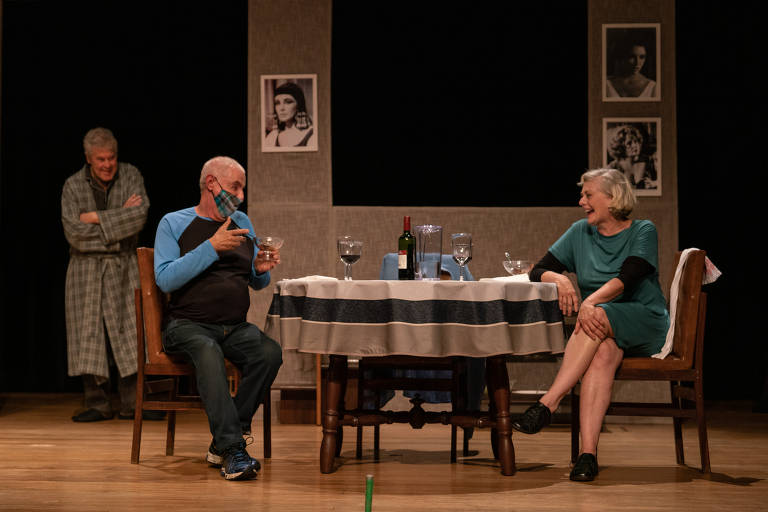 O diretor Elias Andreato dá instruções à atriz Chris Couto em ensaio da peça 'Para Duas', transmitida virtualmente do Teatro Cacilda Becker