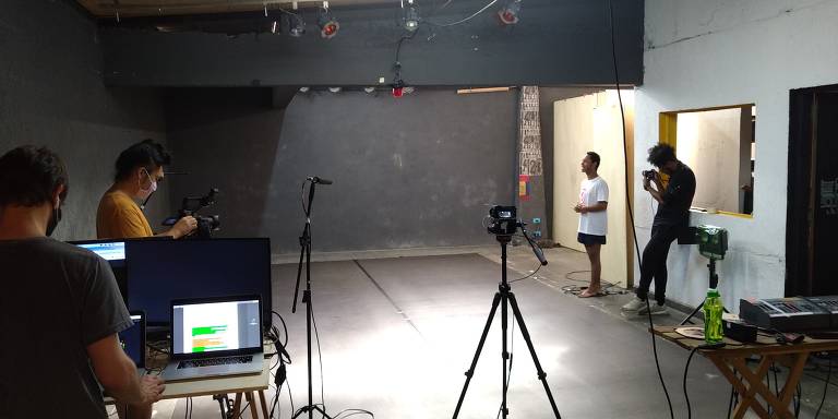 O ator Clayton Nascimento se prepara para entrar em cena no monólogo 'Macacos' no 2º mOno_festival, organizado pelo coletivo teatral 28 Patas Furiosas em agosto de 2020