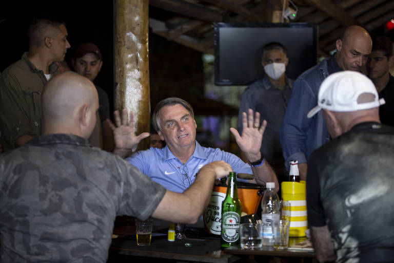Após anunciar projeto de construção de uma ponte em Eldorado Paulista, cidade onde cresceu, Bolsonaro toma refrigerante no Bar do Juca, estabelecimento vizinho à casa de sua mãe. Presidente estava com o ministro da Justiça, André Mendonça, o filho Eduardo, o irmão Renato e sobrinhos