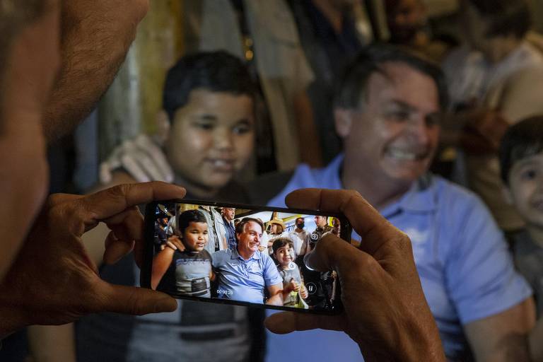 Após anunciar projeto de construção de uma ponte em Eldorado Paulista, cidade onde cresceu, Bolsonaro toma refrigerante no Bar do Juca, estabelecimento vizinho à casa de sua mãe. Presidente estava com o ministro da Justiça, André Mendonça, o filho Eduardo, o irmão Renato e sobrinhos