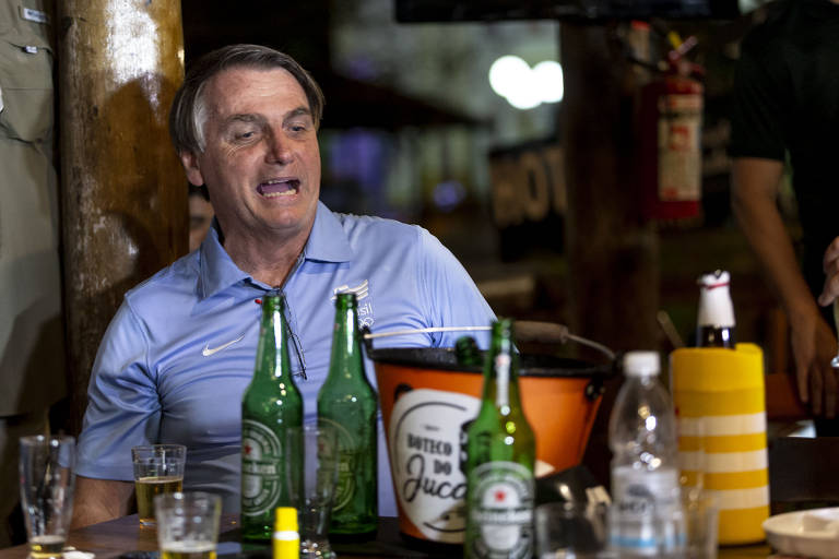 Após anunciar projeto de construção de uma ponte em Eldorado Paulista, cidade onde cresceu, Bolsonaro toma refrigerante no Bar do Juca, estabelecimento vizinho à casa de sua mãe. Presidente estava com o ministro da Justiça, André Mendonça, o filho Eduardo, o irmão Renato e sobrinhos