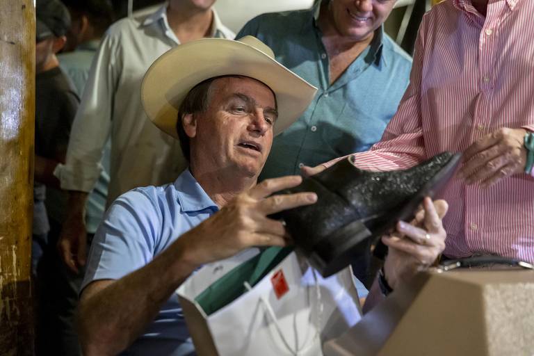 Após anunciar projeto de construção de uma ponte em Eldorado Paulista, cidade onde cresceu, Bolsonaro toma refrigerante no Bar do Juca, estabelecimento vizinho à casa de sua mãe. Presidente estava com o ministro da Justiça, André Mendonça, o filho Eduardo, o irmão Renato e sobrinhos