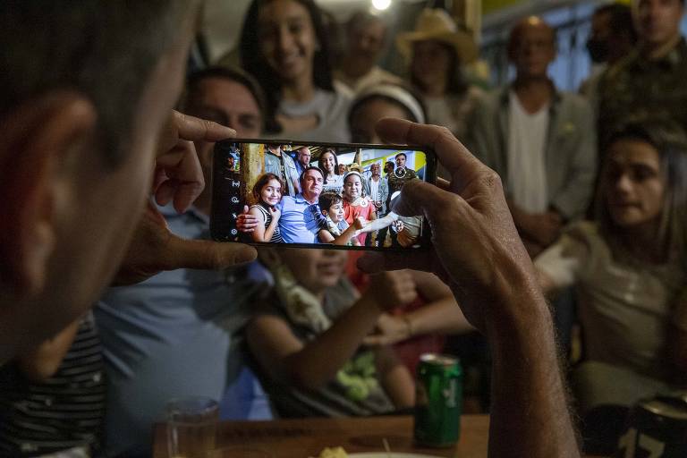 Após anunciar projeto de construção de uma ponte em Eldorado Paulista, cidade onde cresceu, Bolsonaro toma refrigerante no Bar do Juca, estabelecimento vizinho à casa de sua mãe. Presidente estava com o ministro da Justiça, André Mendonça, o filho Eduardo, o irmão Renato e sobrinhos
