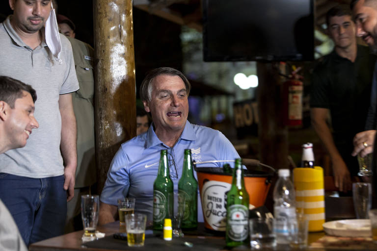 Após anunciar projeto de construção de uma ponte em Eldorado Paulista, cidade onde cresceu, Bolsonaro toma refrigerante no Bar do Juca, estabelecimento vizinho à casa de sua mãe. Presidente estava com o ministro da Justiça, André Mendonça, o filho Eduardo, o irmão Renato e sobrinhos