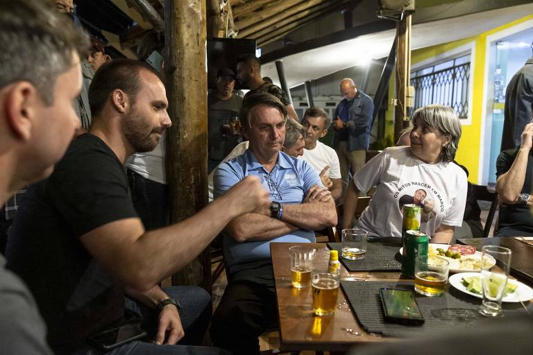 Após anunciar projeto de construção de uma ponte em Eldorado Paulista, cidade onde cresceu, Bolsonaro toma refrigerante no Bar do Juca, estabelecimento vizinho à casa de sua mãe. Presidente estava com o ministro da Justiça, André Mendonça, o filho Eduardo, o irmão Renato e sobrinhos