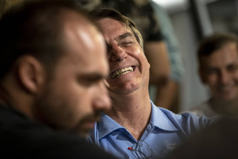 Após anunciar projeto de construção de uma ponte em Eldorado Paulista, cidade onde cresceu, Bolsonaro toma refrigerante no Bar do Juca, estabelecimento vizinho à casa de sua mãe. Presidente estava com o ministro da Justiça, André Mendonça, o filho Eduardo, o irmão Renato e sobrinhos