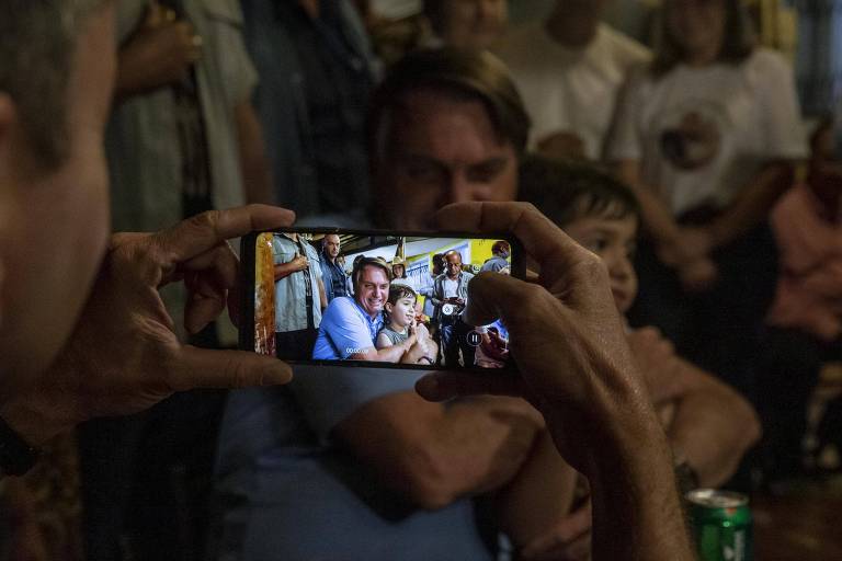 O presidente Jair Bolsonaro (sem partido) saiu para encontrar amigos e familiares no Boteco do Juca, restaurante que fica vizinho a casa da mãe do presidente, em Eldorado