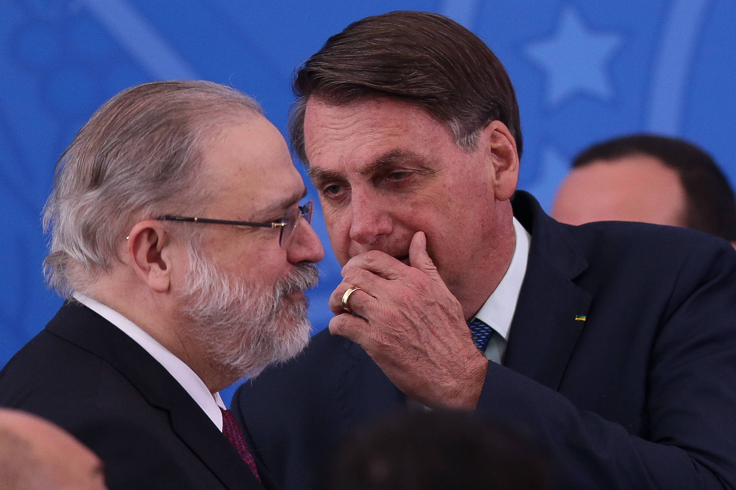 Sem mostrar provas, Bolsonaro coloca em xeque apuração das eleições