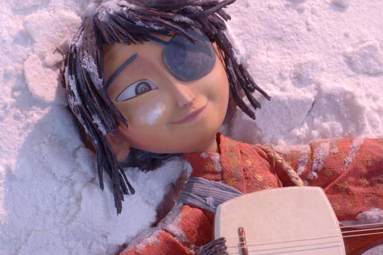 O garoto com tapa-olho está deitado na neve com seu violão