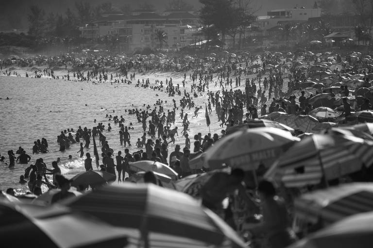 Cariocas na praia do Recreio dos Bandeirandes, zona oeste do Rio, no domingo (30)
